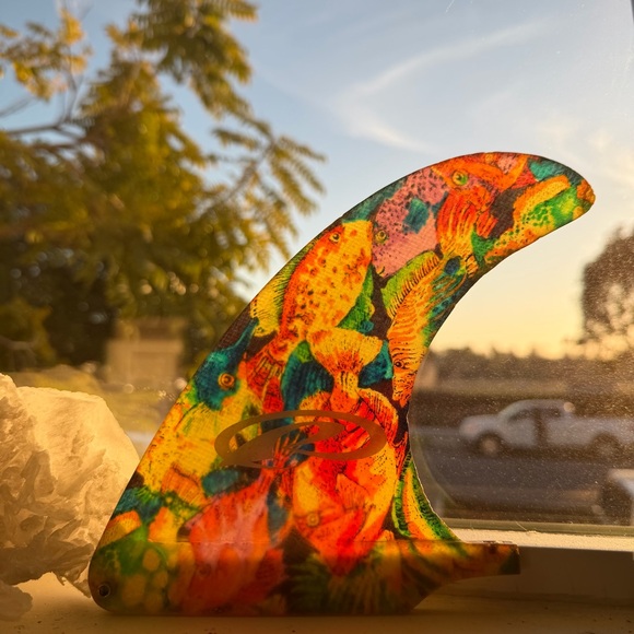 Colorful Surfboard Single Fin with Fish Design. 6 inches - Picture 5 of 5